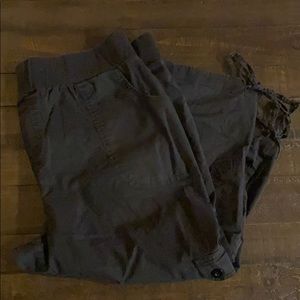 Black maternity capris